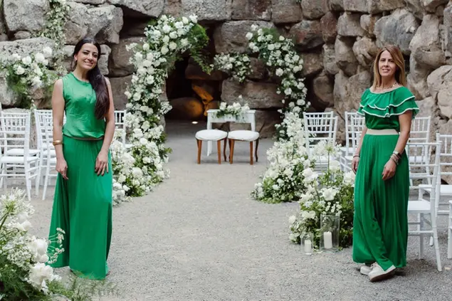 Emanuela e Cristiana dinanzi all'altare addobbato davanti all'ingresso del nuraghe (foto concessa)