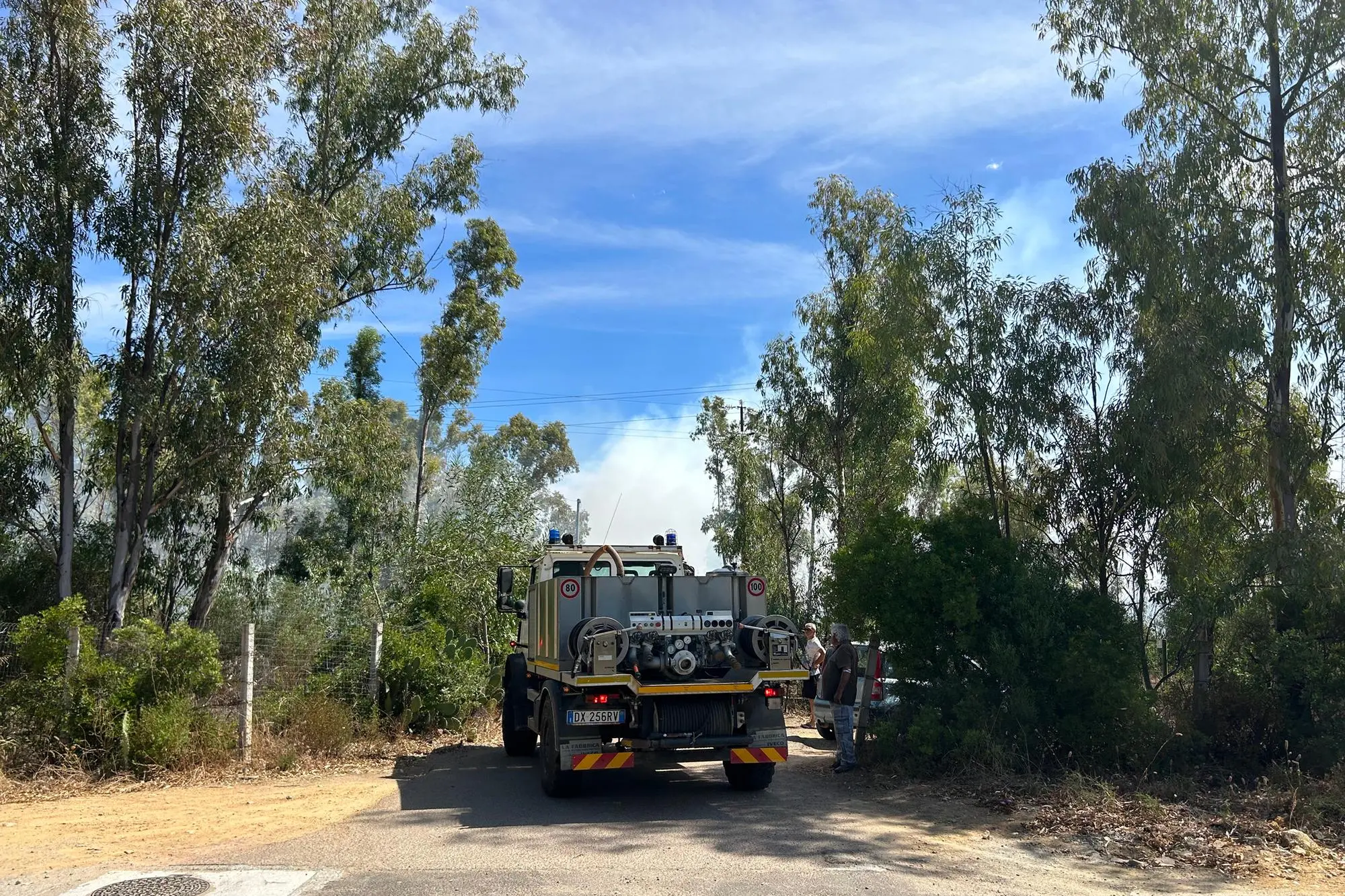 Un mezzo dell'antincendio in arrivo sul posto (foto Secci)