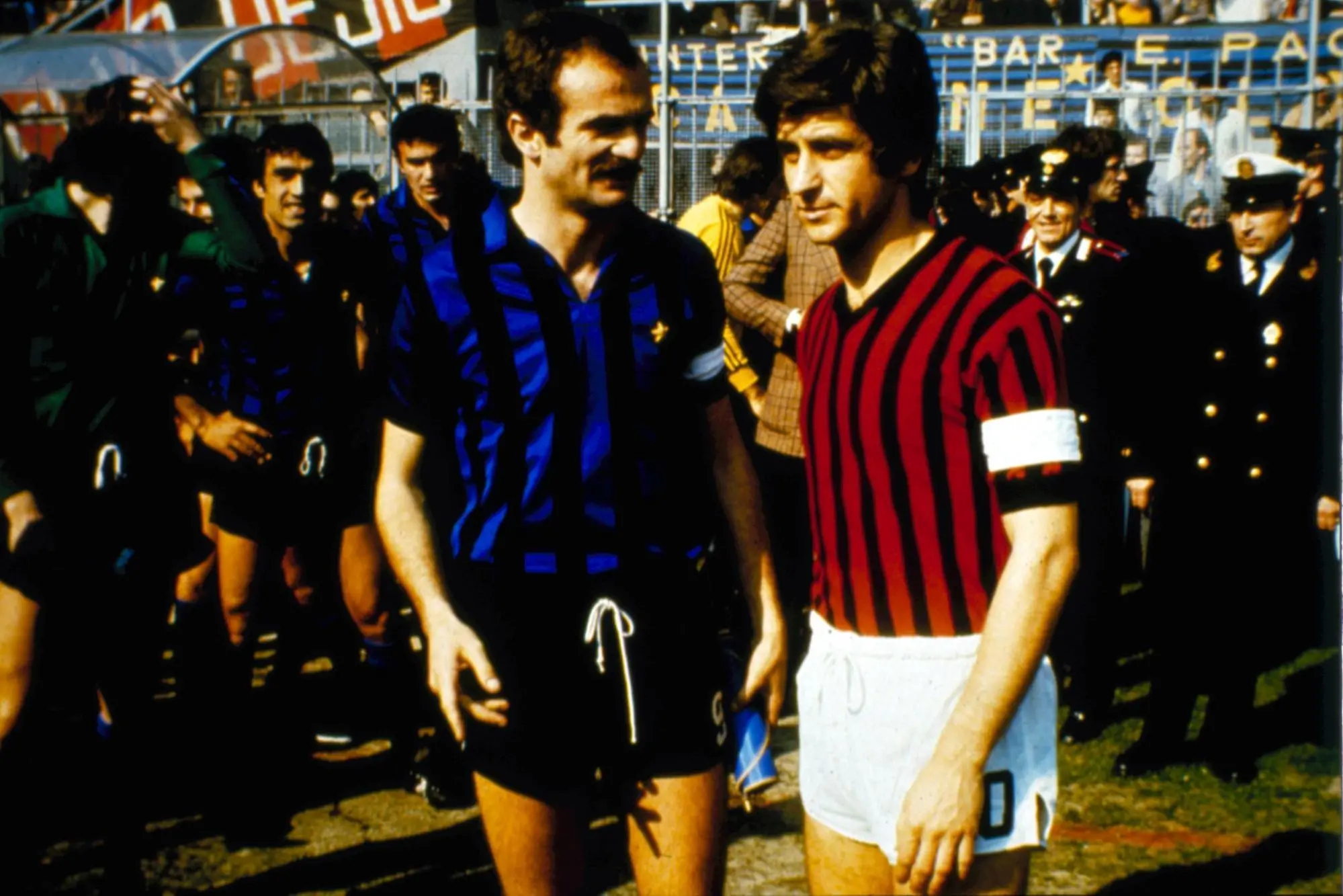 Sandro Mazzola e Gianni Rivera prima di un derby Inter-Milan (archvio L'Unione Sarda)
