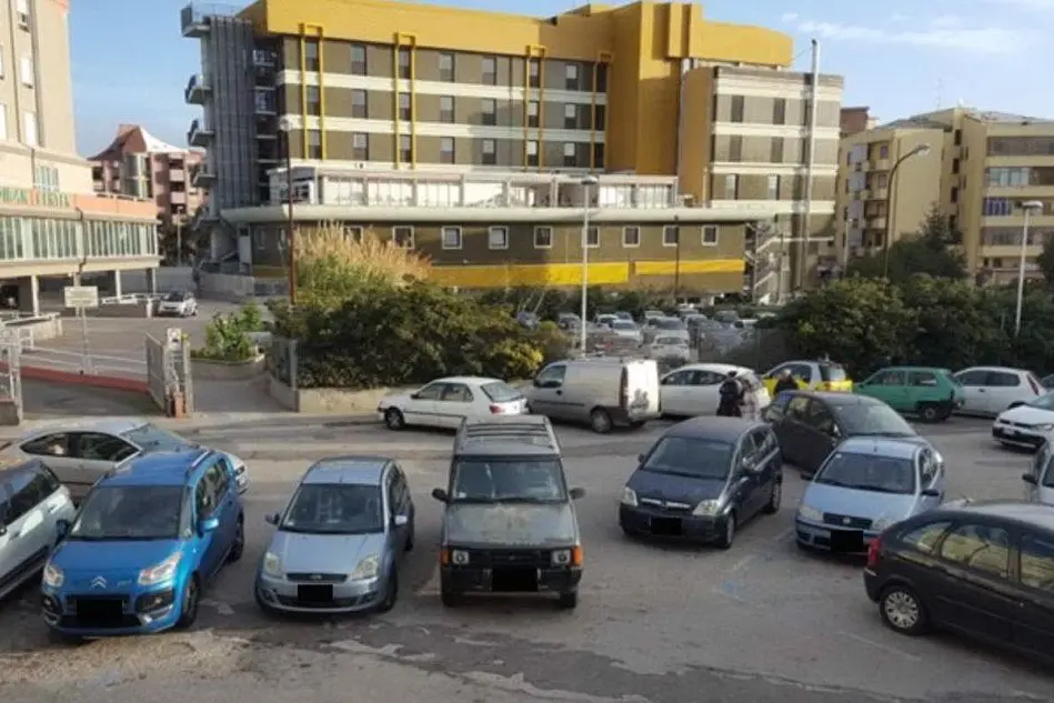 Le auto che bloccano il passaggio in via Turati