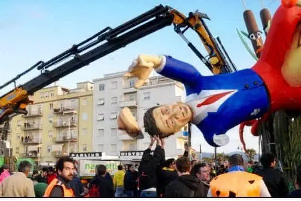 Durante la sfilata di carnevale di Follonica, Grosseto, la statua che raffigura Matteo Renzi è caduta sulla folla: il bilancio è di 5 feriti