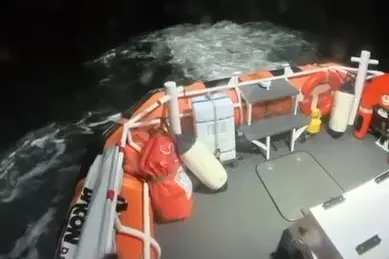 L'intervento di soccorso della Guardia Costiera di Porto Torres (foto Capitaneria)