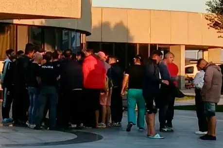 Olbia, i migranti sono ancora fermi in porto: la vertenza non si sblocca