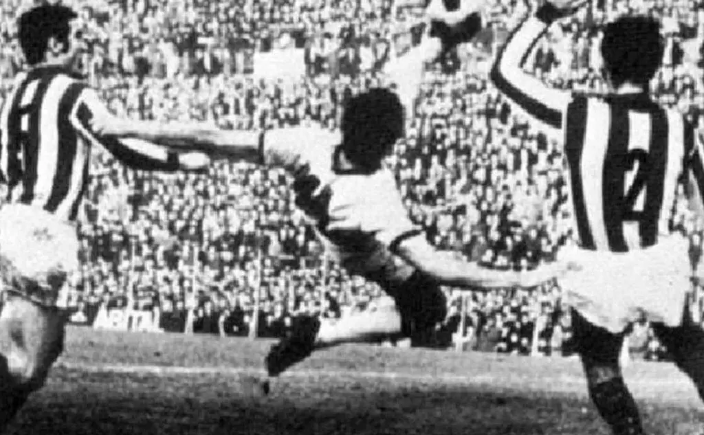 Il gol in rovesciata nella partita Vicenza-Cagliari del 18 gennaio 1970 (tutte le foto Ansa)