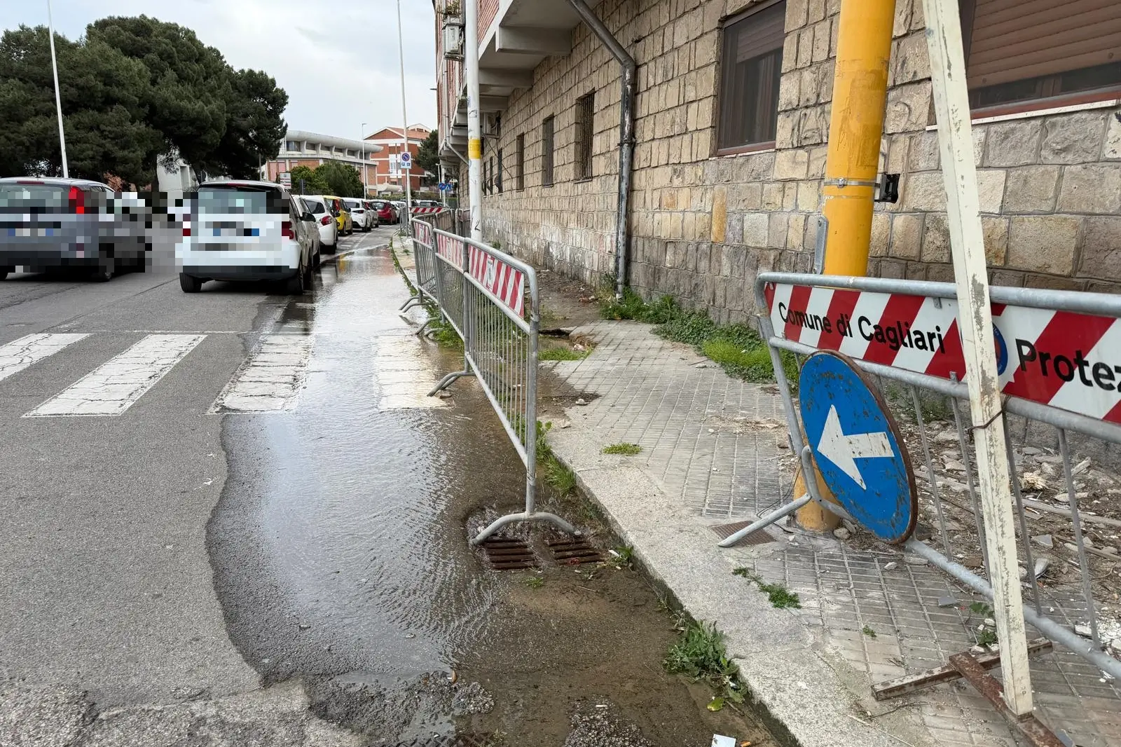 Una perdita d'acqua a Cagliari (Archivio)