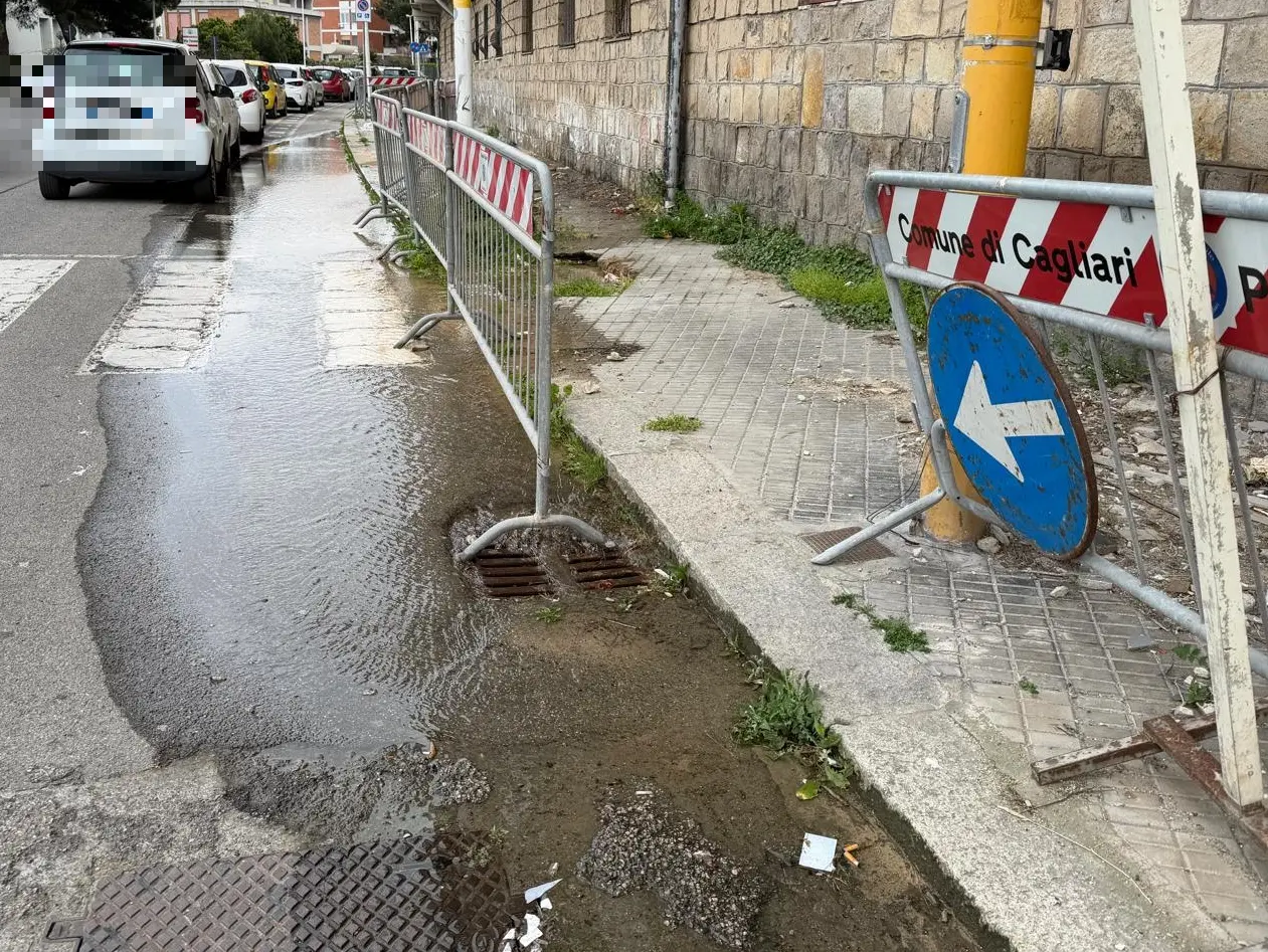 Una perdita d'acqua a Cagliari (Archivio)