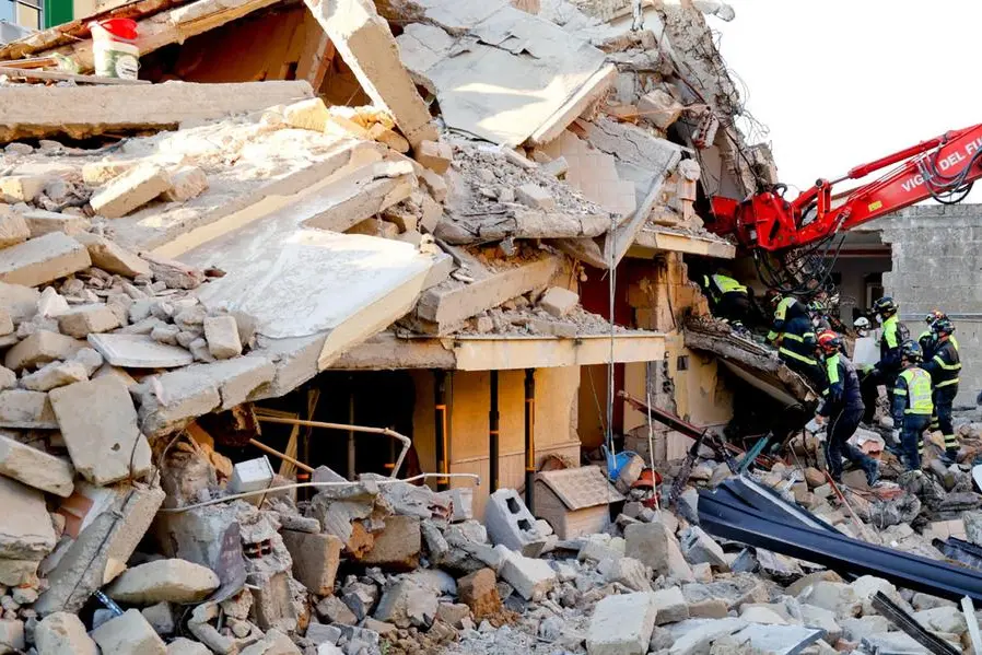 L'edificio crollato (Ansa)