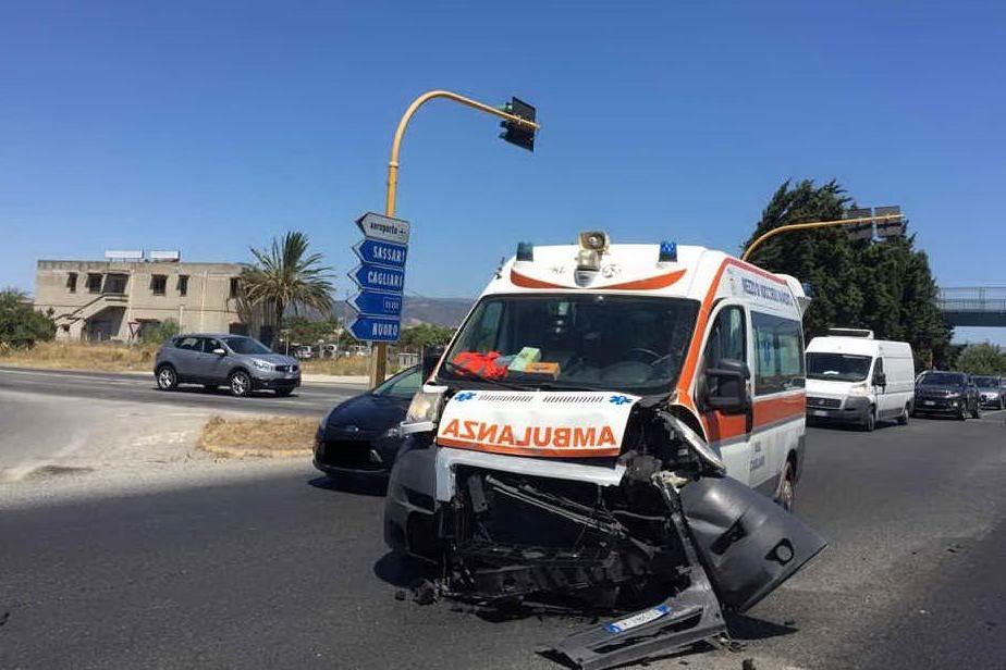 L'ambulanza coinvolta nell'incidente (foto L'Unione Sarda - Manca)