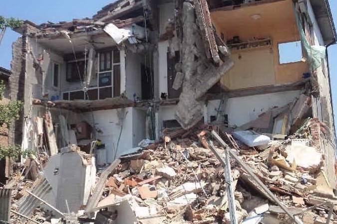 Una casa distrutta dal terremoto