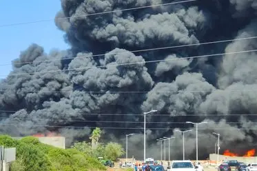 L'incendio e l'enorme nube nera a Truncu Reale, Sassari (foto del nostro lettore Andrea Panu)
