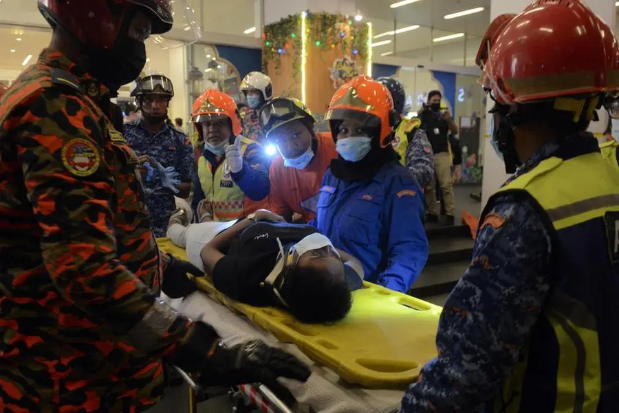 I soccorsi dopo l'incidente (foto Ansa/Epa)