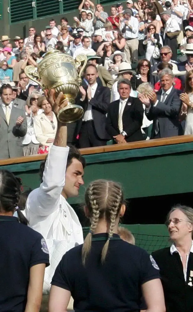 Federer alza il trofeo di Wimbledon sotto gli occhi di Borg