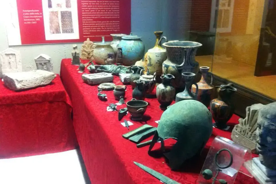 parte dei reperti archeologici sequestrati dai carabinieri del Comando Tutela Patrimonio di Sassari