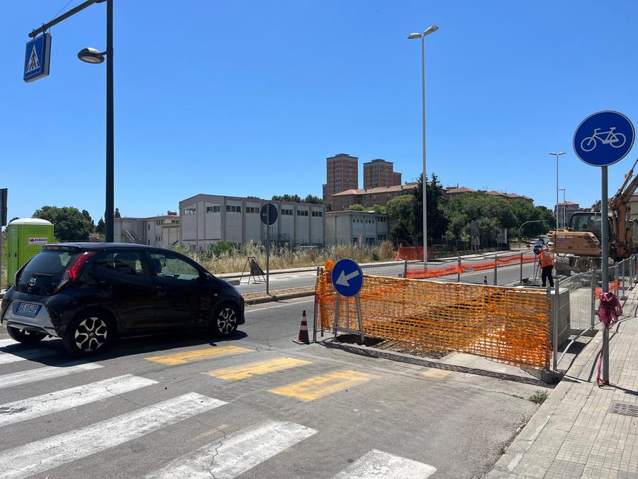 Cagliari, via Vesalio tra cantieri e disagi: mattine di code e tensione