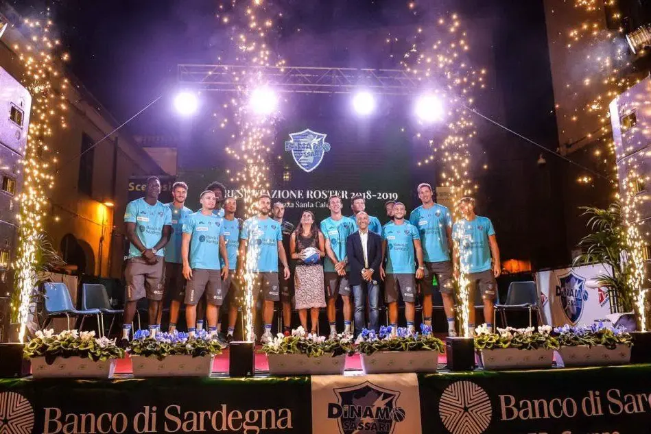 Foto di gruppo sul palco di piazza Santa Caterina a Sassari