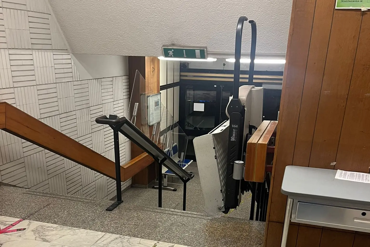 Il montascale nei locali della guardia medica in viale Trieste a Cagliari