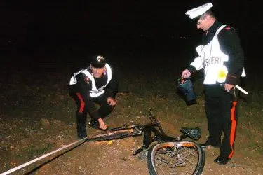 I Carabinieri effettuano i rilievi dopo un incidente