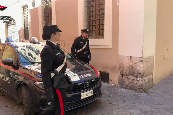 Foto diffusa dai carabinieri il 23 marzo 2024 dopo la svolta nelle indagini sul furto da 800 mila euro messo a segno a ottobre in una gioielleria di via Bocca di Leone, nel cuore di Roma. A finire in manette i tre autori materiali del furto e una donna che avrebbe stipulato polizze di pegno per sostituire i gioielli rubati con contanti. Disposto il sequestro preventivo, finalizzato alla confisca, di gioielli e monili per 120mila euro. ANSA / US CARABINIERI +++NO SALES - EDITORIAL USE ONLY+++ (NPK)