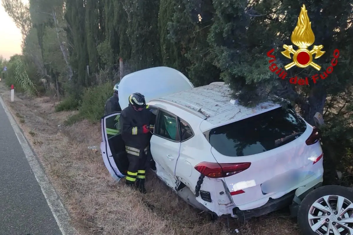 Una delle auto distrutte dopo lo scontro frontale sulla strada statale 291 (foto vigili del fuoco)