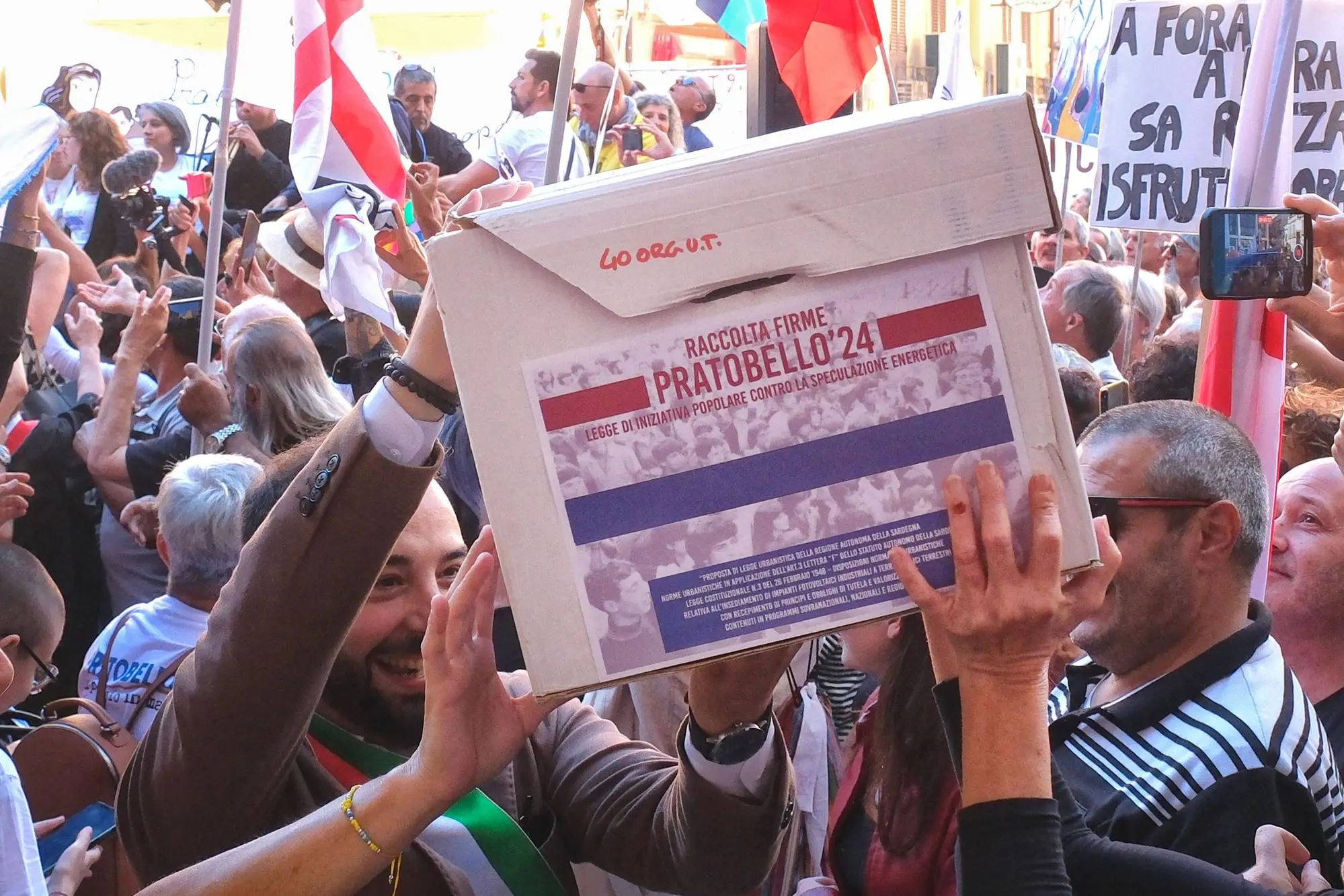 L'urna con le firme (Foto Ungari)