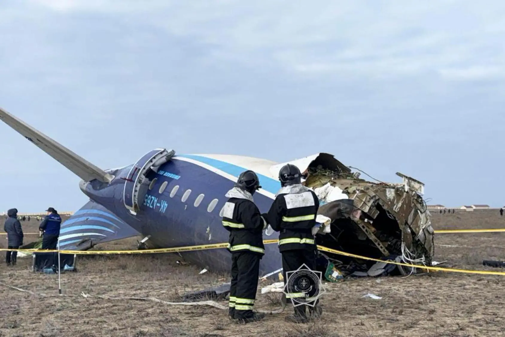 I soccorsi e i resti dell'aereo Azerbaijan Airlines precipitato ad Aktau, in Kazakistan (foto Ansa)