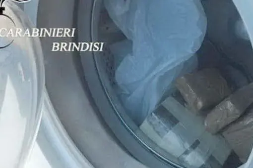 La droga nascosta nella lavatrice