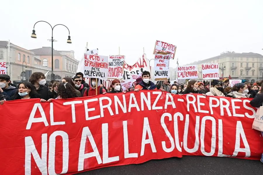 La manifestazione degli studenti a Torino (foto Ansa)