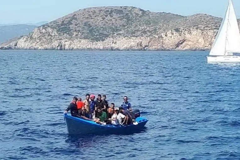 Un barchino di migranti davanti alle coste del Sulcis (Archivio L'Unione Sarda)