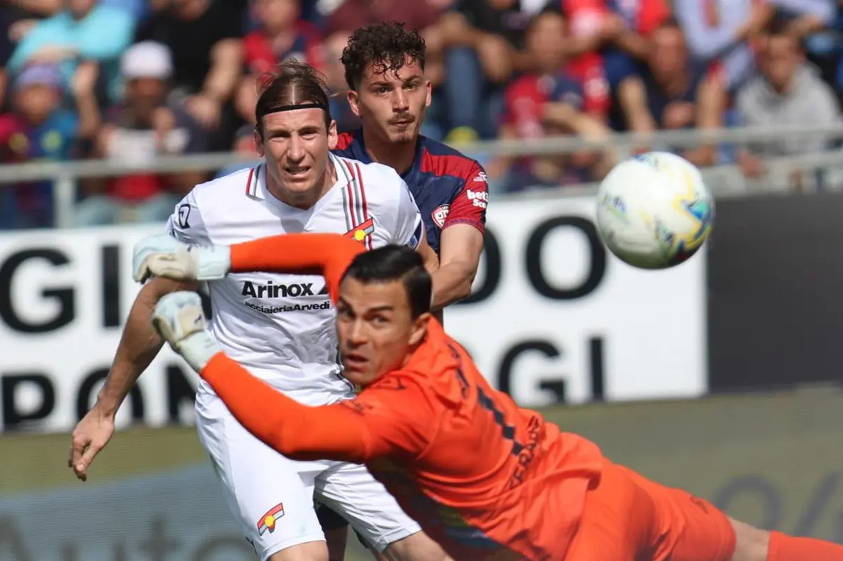 Il colpo di testa di Sebastiano Esposito valso l'1-0 di Cagliari-Sassuolo (foto Ansa)