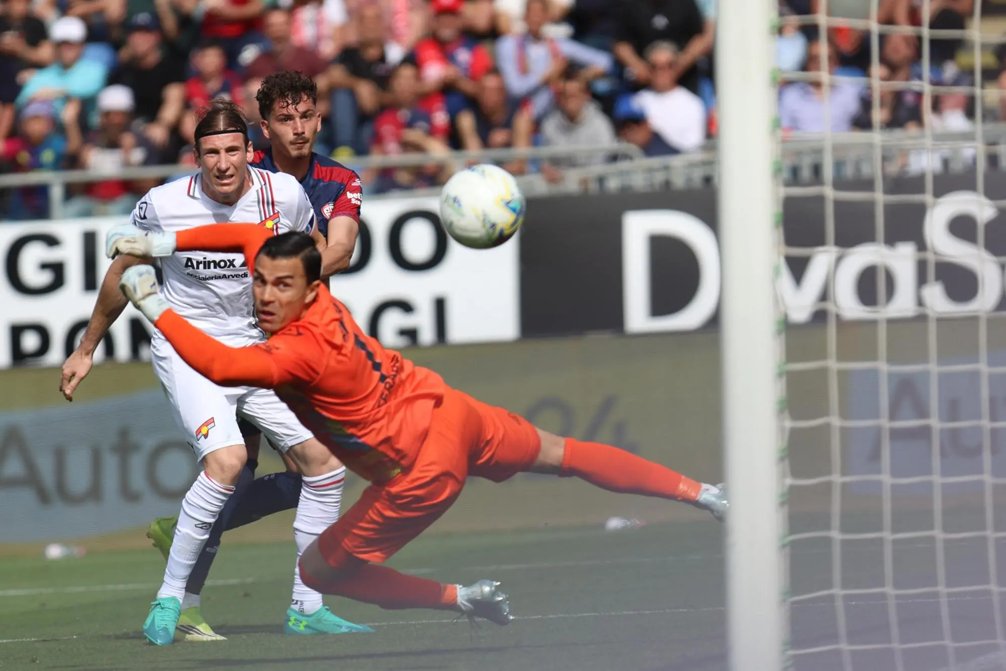 Il colpo di testa di Sebastiano Esposito valso l'1-0 di Cagliari-Sassuolo (foto Ansa)