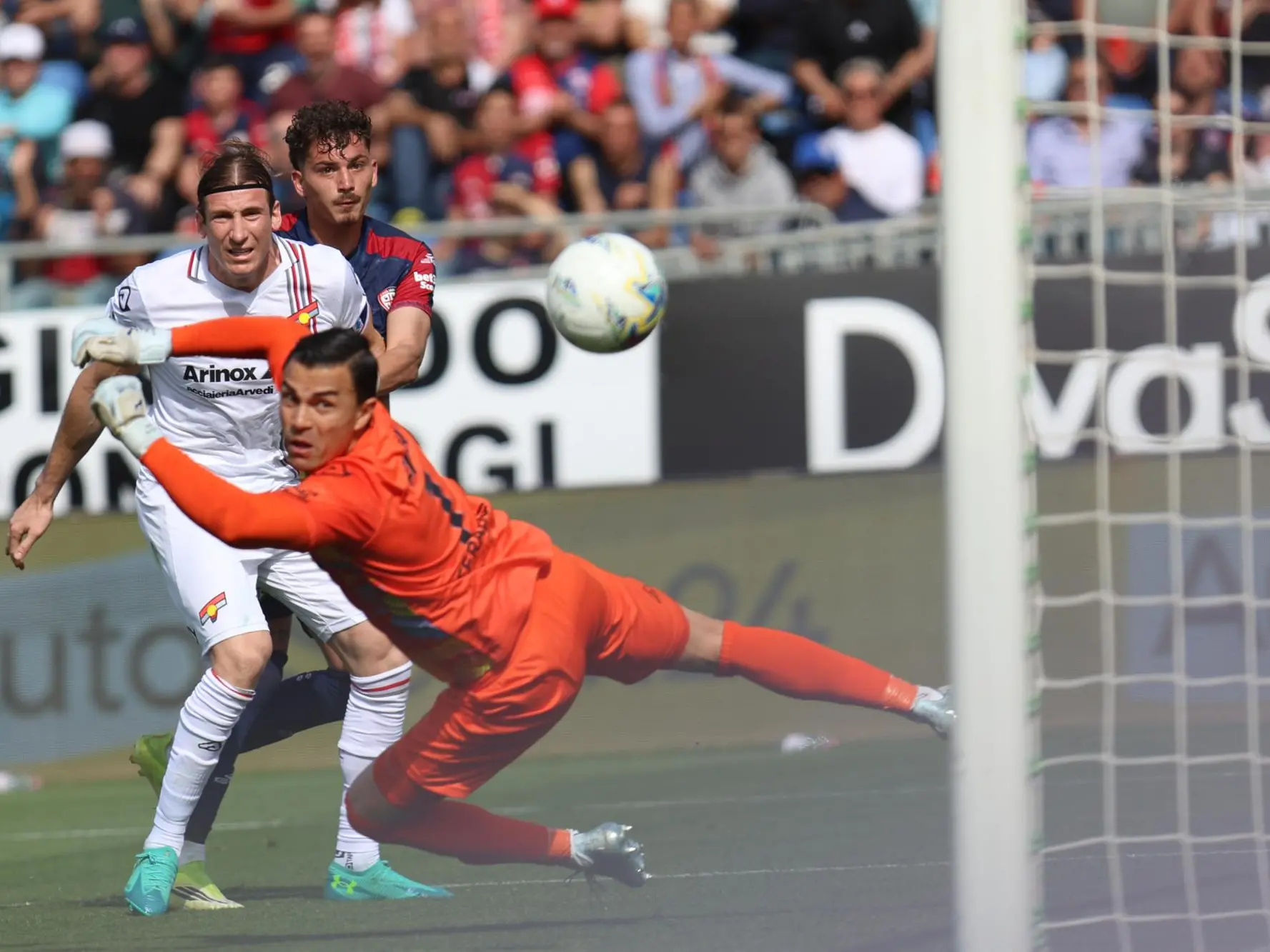 Il colpo di testa di Sebastiano Esposito valso l'1-0 di Cagliari-Sassuolo (foto Ansa)