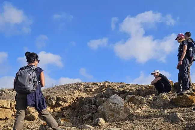 Studenti ed esperti presso il Nuraghe Nieddu (foto concessa)