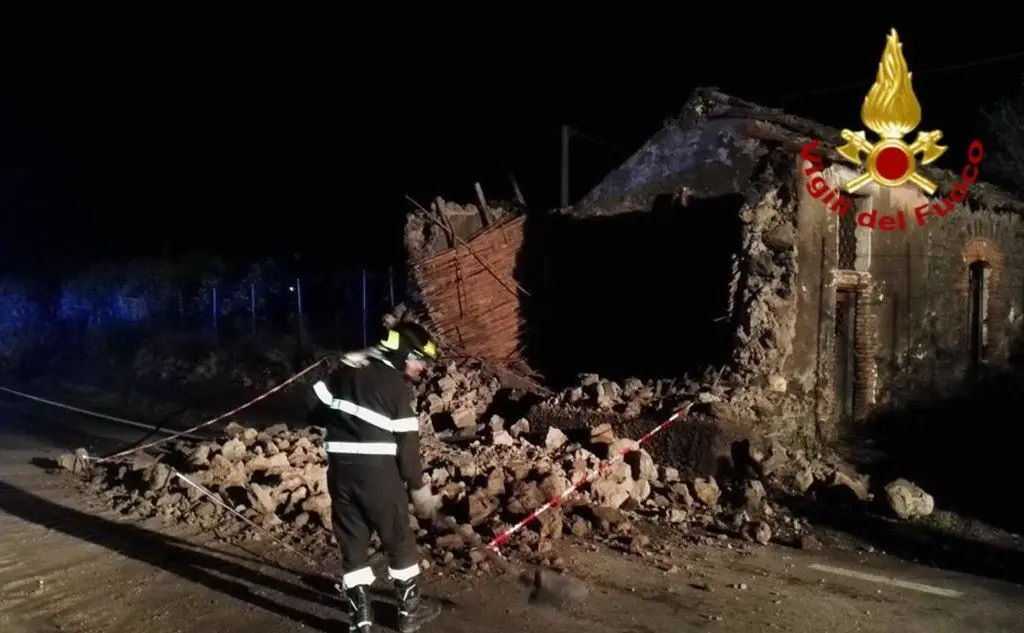 Nessuno è rimasto ferito gravemente ma ci sono stati crolli (foto VVFF)