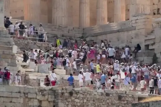 Arriva il grande caldo ad Atene, ma i turisti non si scoraggiano