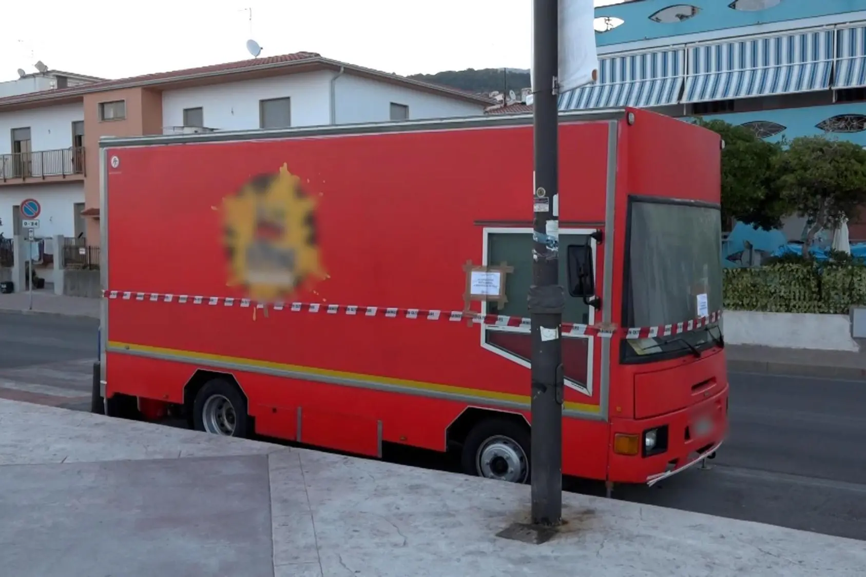 Un frame tratto da un video girato a Diamante (Cosenza) mostra il food truck posto sotto sequestro dopo l'episodio in cui ha perso la vita una persona e altre 9 ricoverate, alcune in gravi condizioni. La vittima è una uomo di 52 anni, originario di Napoli. Diamante, 8 agosto 2025. ANSA / LUIGI SALSINI / NPK