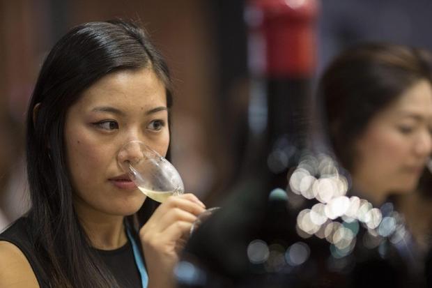 Appassionati cinesi di vino (foto archivio L'Unione Sarda)