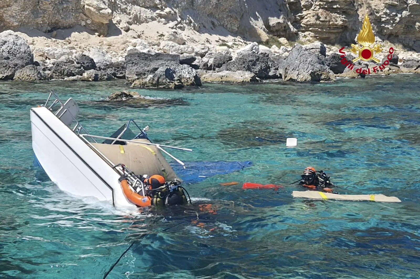 Il motoscafo semiaffondato (Foto: Vigili del fuoco)