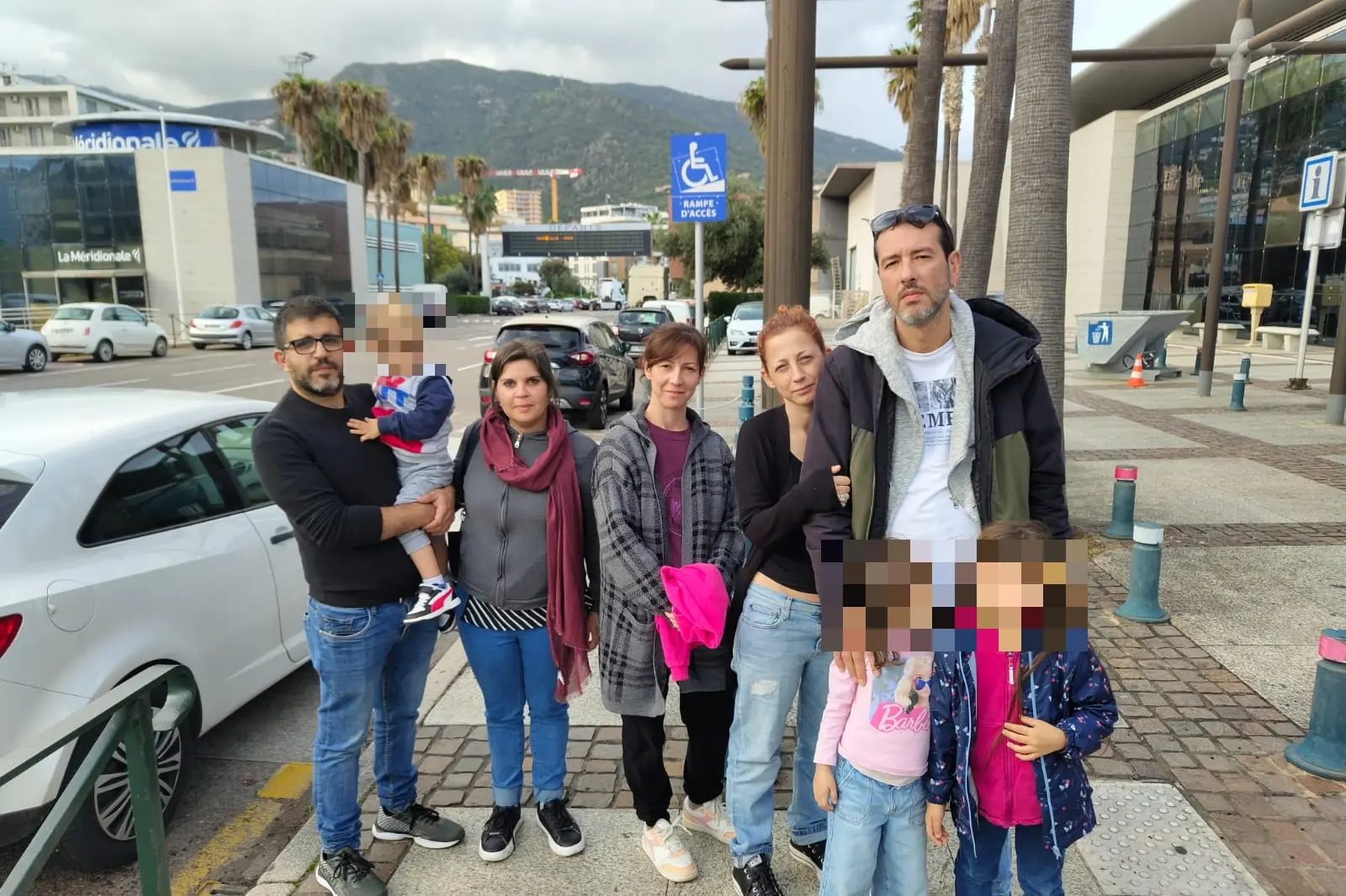 Sara Marangoni (al cento) insieme a una comitiva di sardi bloccati in Corsica