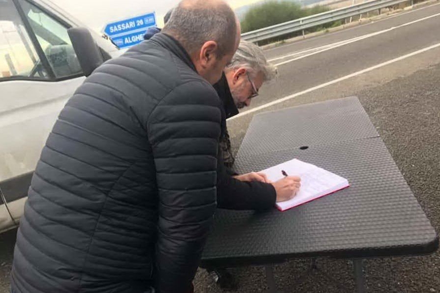 I cittadini firmano la petizione (foto Caterina Fiori)
