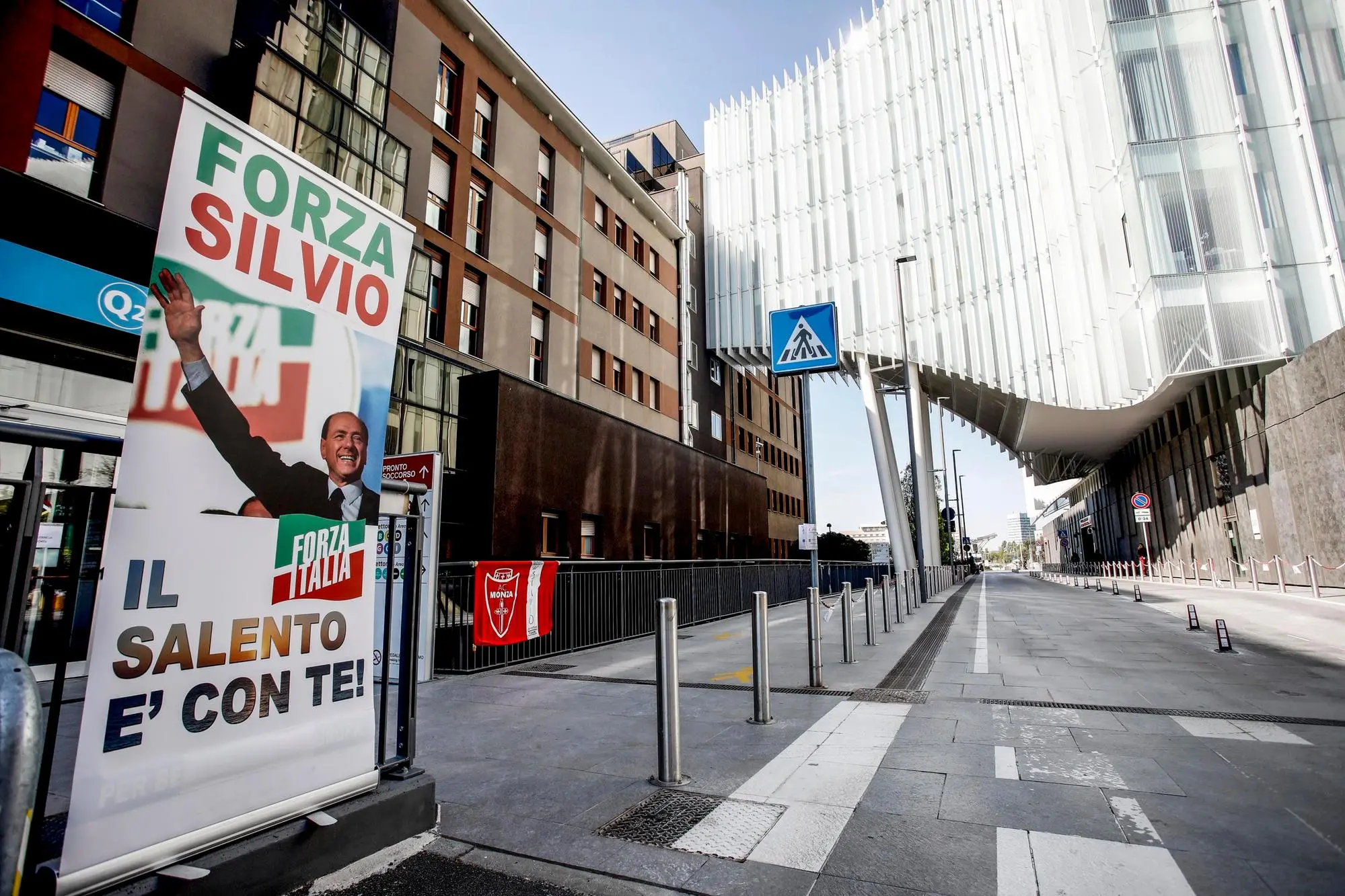 Uno striscione di sostegno per Berlusconi (Ansa)