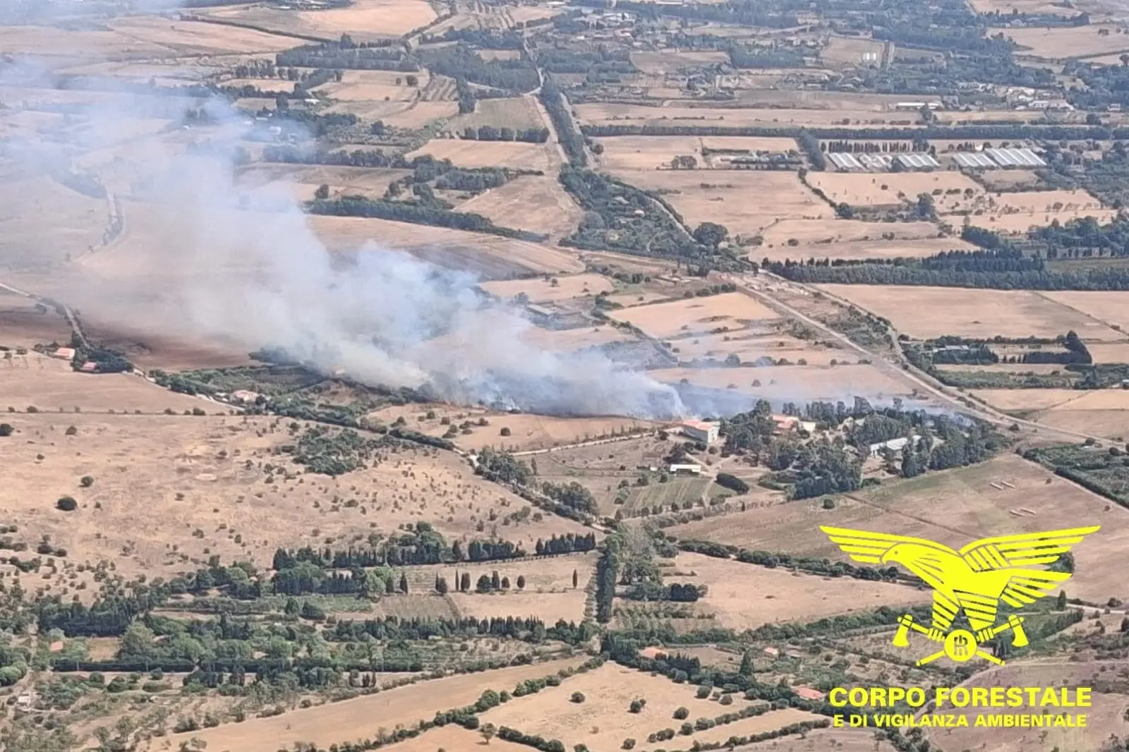 Incendio nelle campagne di Iglesias: necessario l’elicottero per spegnere le fiamme
