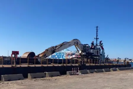 Il pontone con escavatore nel porto Alti fondali (foto Pala)