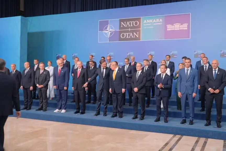 Vertice Nato, la foto di famiglia dei leader: Meloni dietro a Sanchez