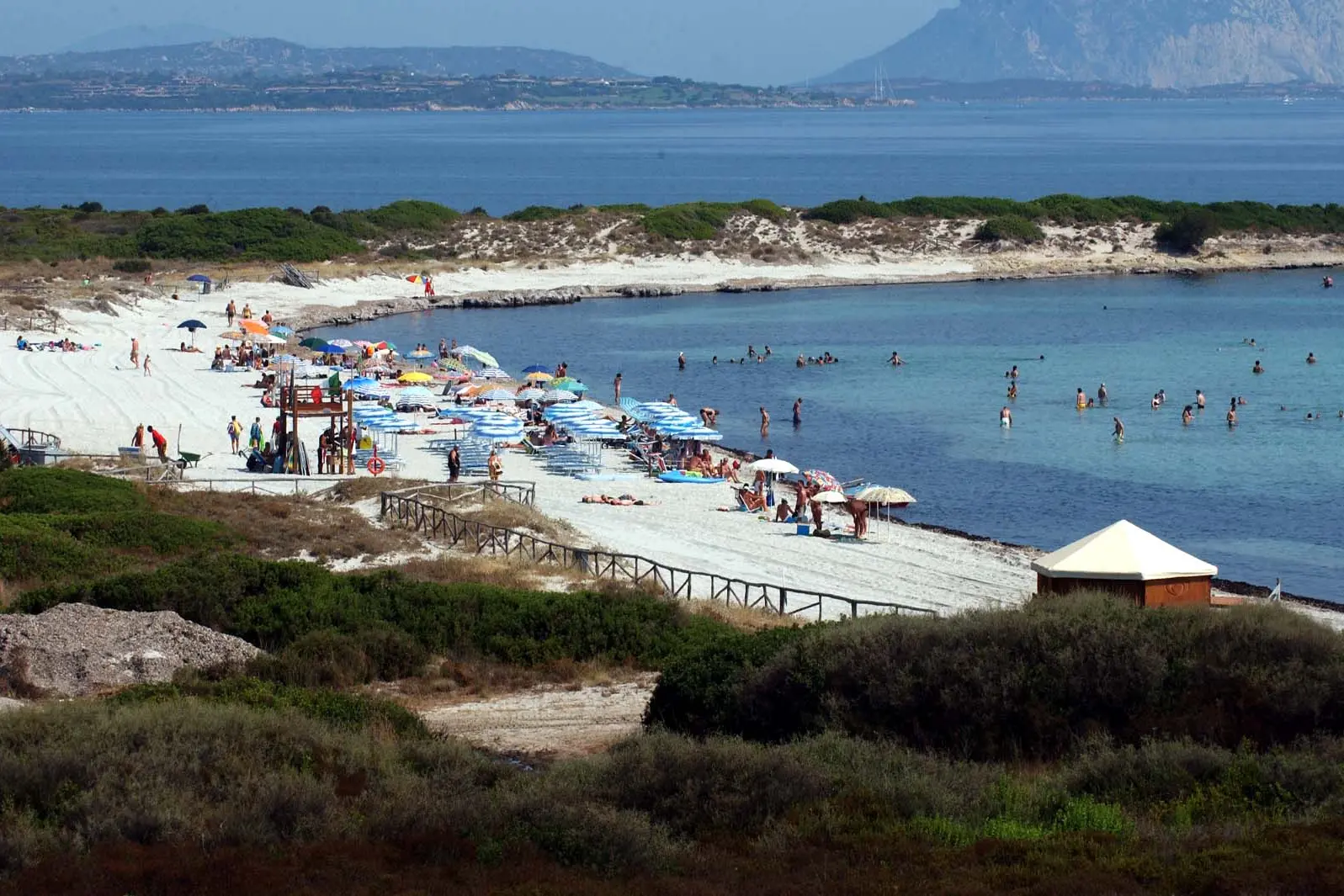 SAN TEODORO. LA SPIAGGIA DELL'ISULEDDA. (foto ANTONIO SATTA).