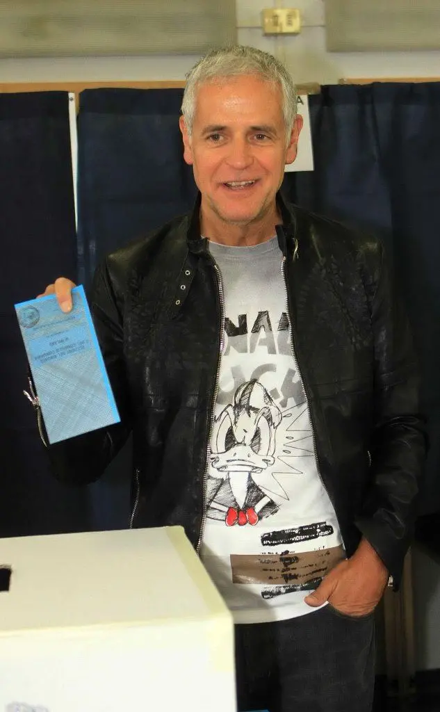 Frmigoni al voto con una singolare maglia che raffigura proprio Paperino