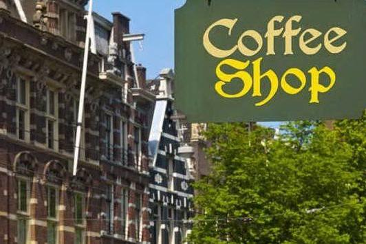 Amsterdam, chiudono i negozi: lunghe file ai coffee shop per fare scorta di cannabis