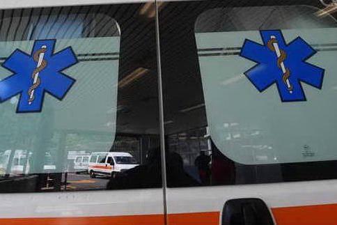 Scontro ambulanza-camion: quattro feriti, infermiera del 118 finisce in rianimazione