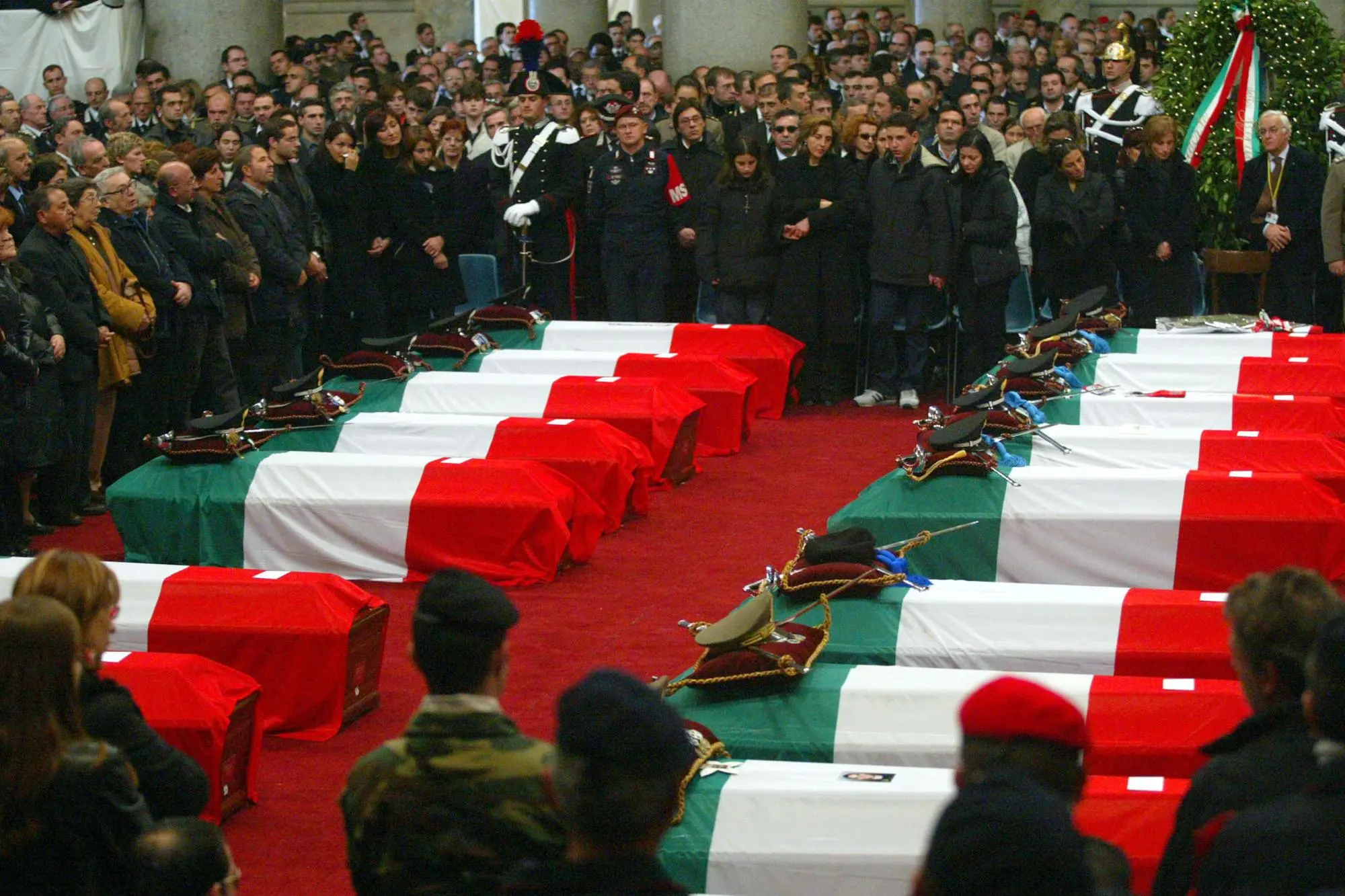 I feretri delle vittime dell'attentato di Nassiriya, durante il funerale di Stato il 18 novembre 2003 (Ansa)