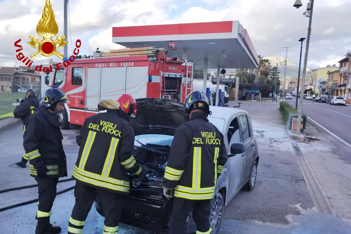 I vigili del fuoco durante l'intervento a Lotzorai (foto Vvf)
