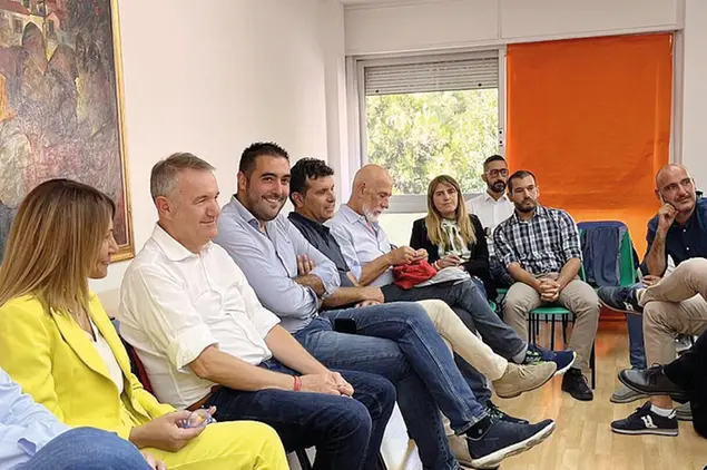 Una riunione della coalizione nella sede regionale del Pd a Cagliari (L'Unione Sarda)